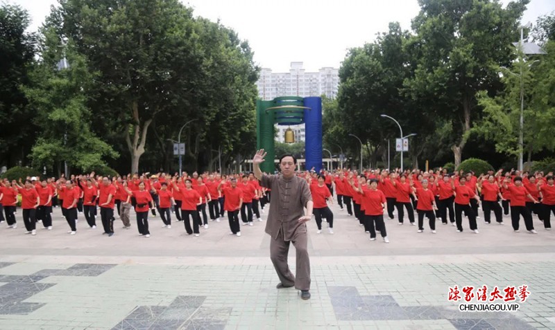 中国非遗保护协会太极拳专委会开展太极拳进社区活动缤纷点亮郑州文博广场